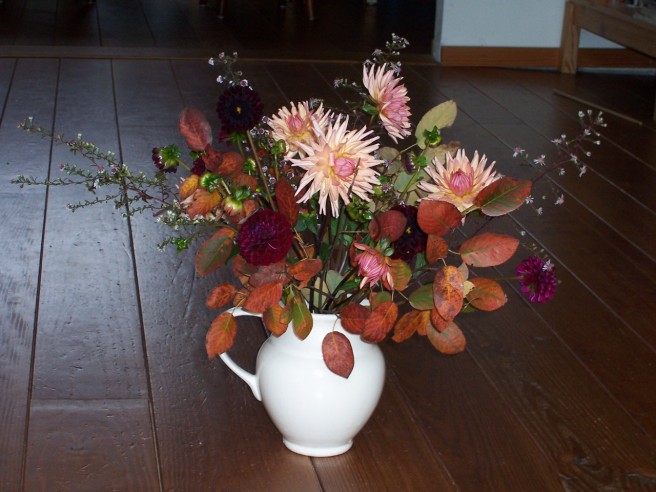 Dahlias met herfstbladeren